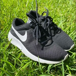 Girls Nike black and white shoes size 4.5